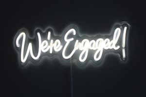 Lichtbordje ''We're engaged''