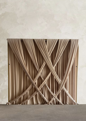 Gevlochten backdrop draping nude
